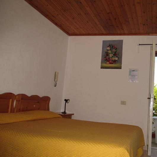 hotelcasaadolfoischia en room-and-board-holiday-hotel-rooms-ischia 011
